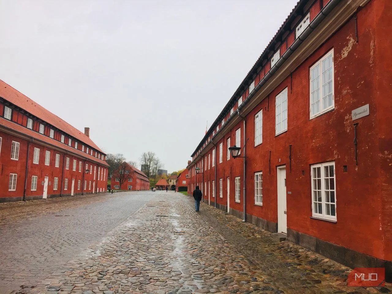 Những dãy nhà lính màu đỏ nổi bật tại pháo đài cổ Kastellet