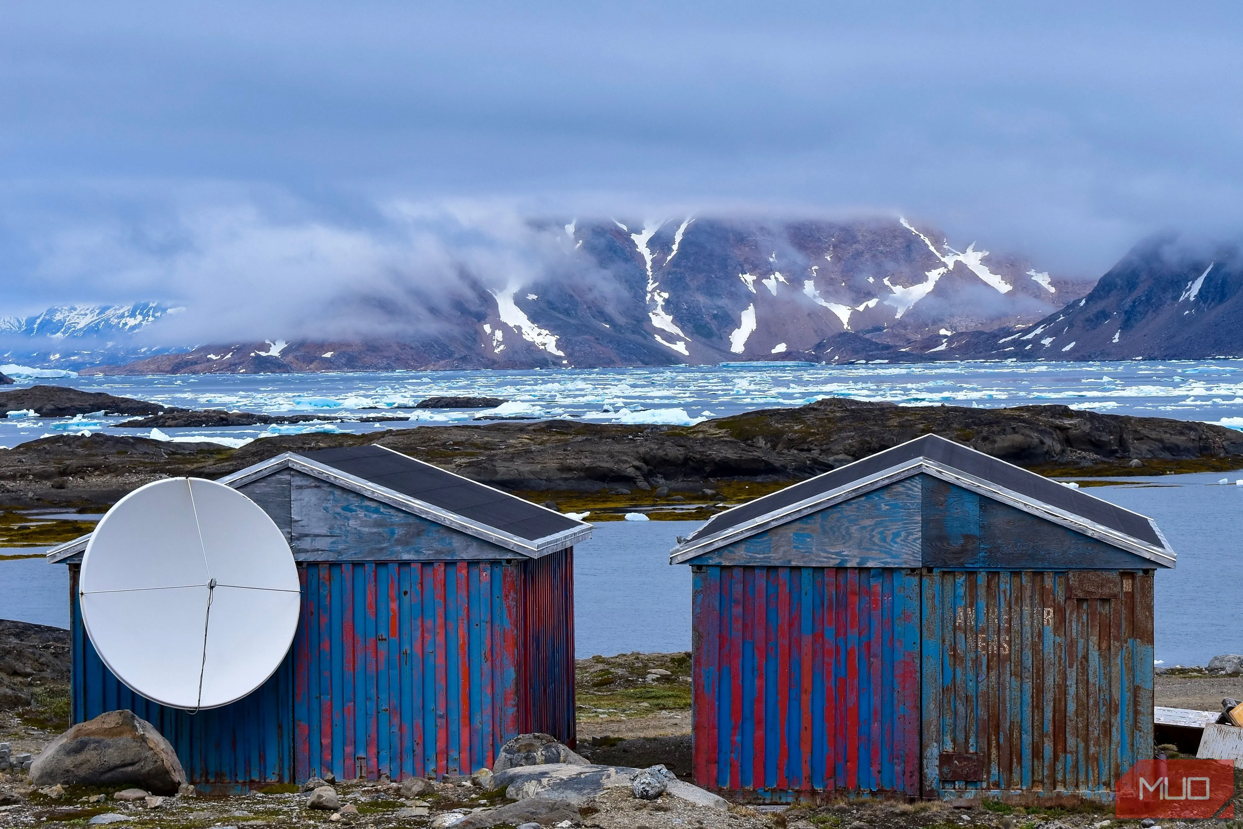 Những ngôi nhà và dãy núi trên một hòn đảo ở Greenland