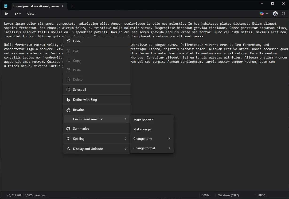 Notepad hiển thị các tính năng AI của Copilot như Rewrite, Customized re-write và Summarize trong menu ngữ cảnh.