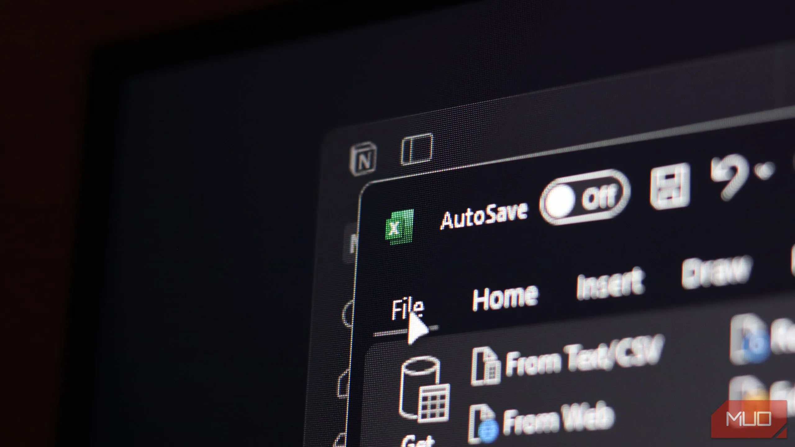 Notion và Excel đang mở song song trên máy tính chạy Windows 11, minh họa việc sử dụng kết hợp hai công cụ năng suất