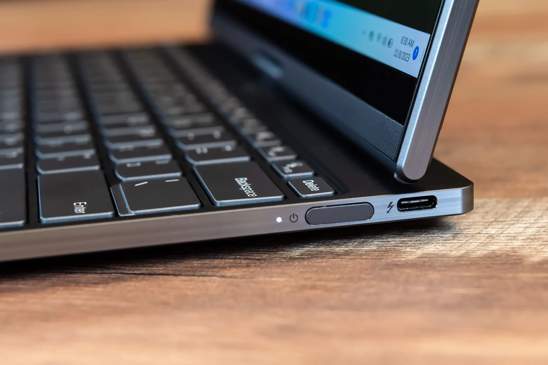 Nút nguồn và cổng sạc USB-C trên laptop Lenovo ThinkBook Plus Gen 4, minh họa cho quy trình hard reset
