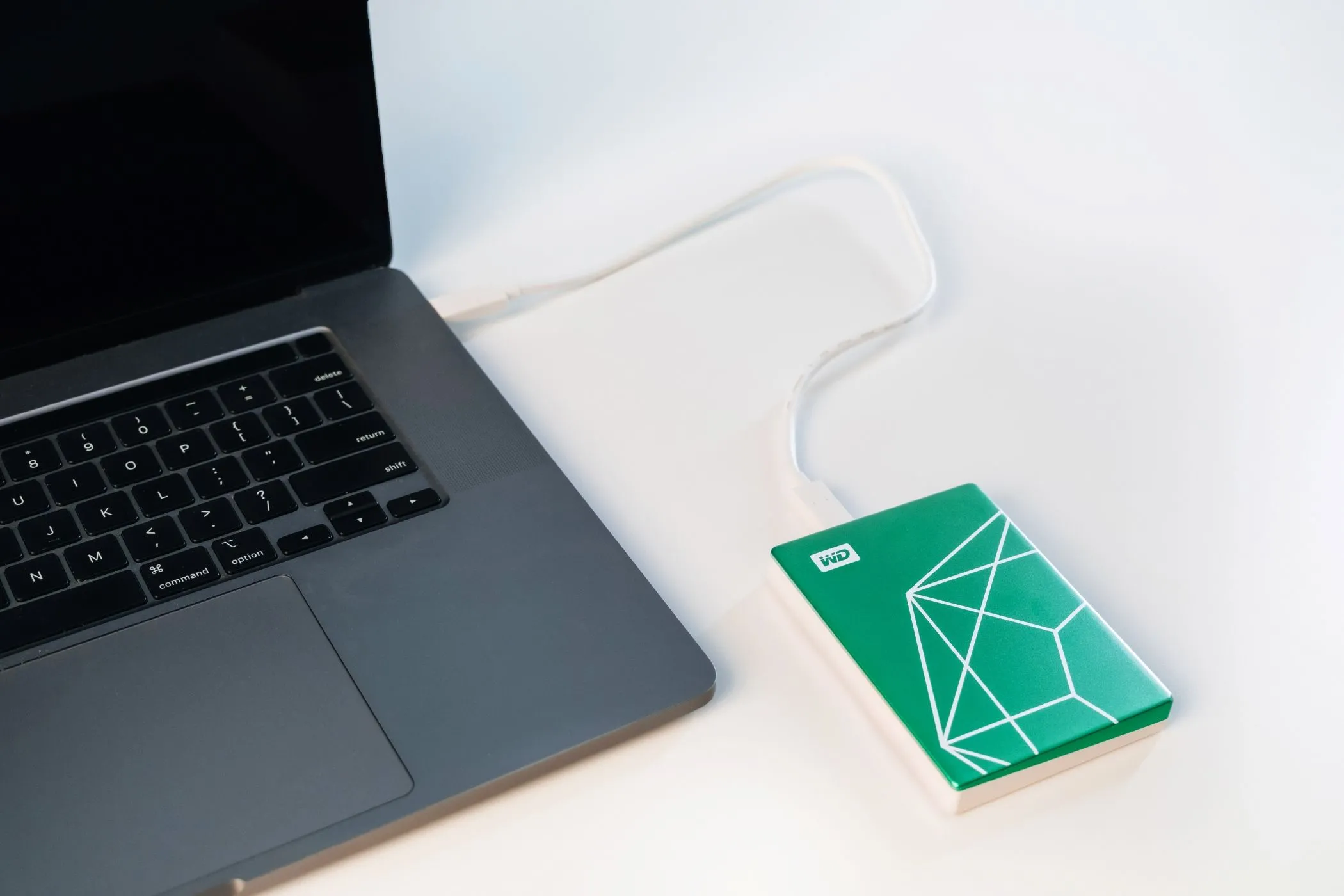 Ổ cứng di động WD My Passport Ultra Emerald Edition kết nối với laptop để sao lưu dữ liệu