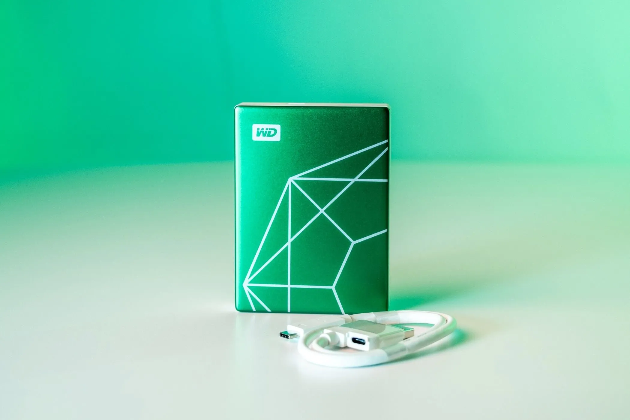 Ổ cứng di động WD My Passport Ultra Emerald Edition màu xanh ngọc lục bảo và cáp USB-C