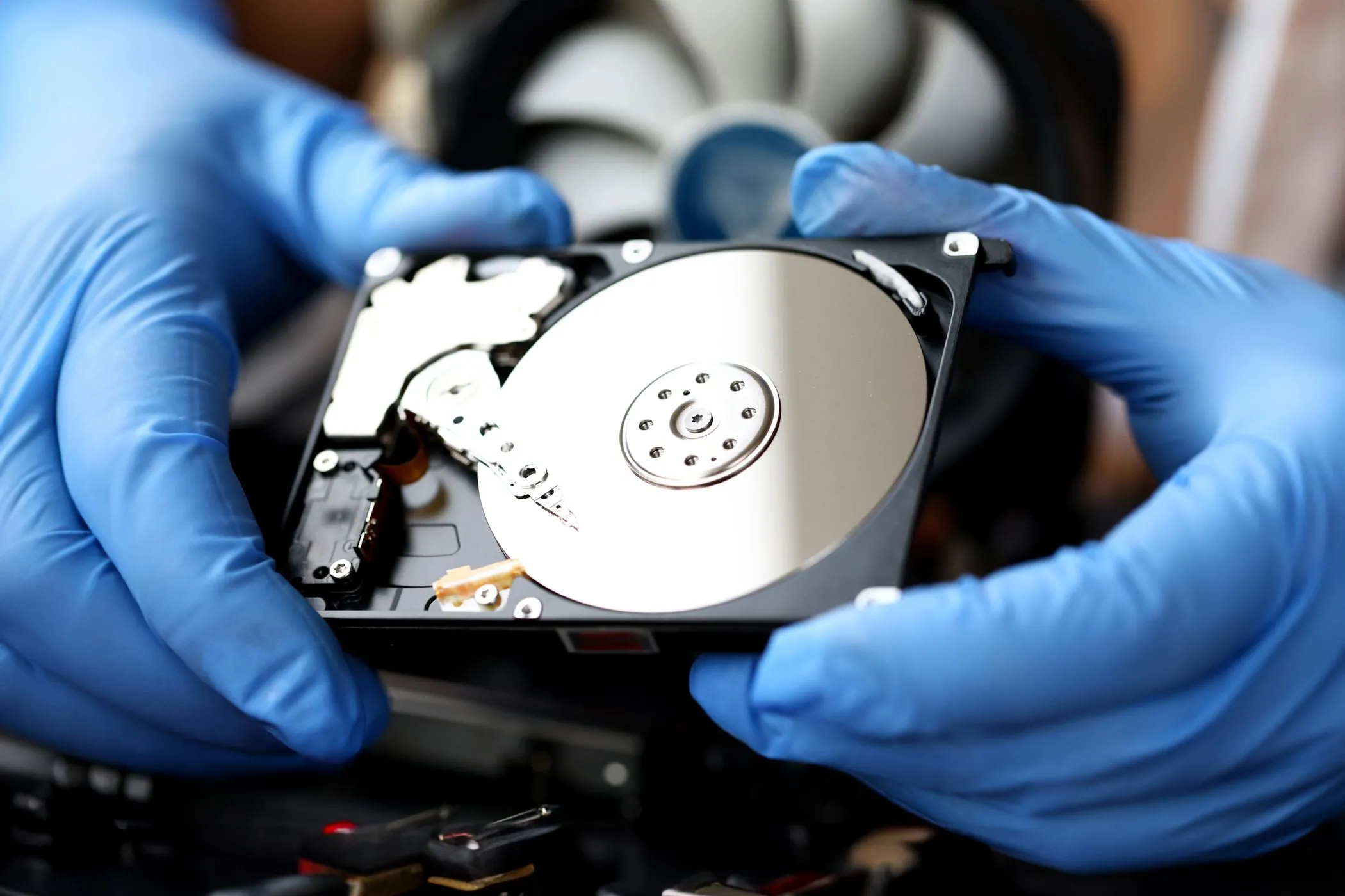 Ổ cứng HDD được người dùng cầm, minh họa hạn chế dung lượng lưu trữ thấp của Chromebook.