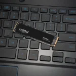 Ổ cứng SSD Crucial P3 Plus NVMe đang gắn trên bo mạch chủ laptop