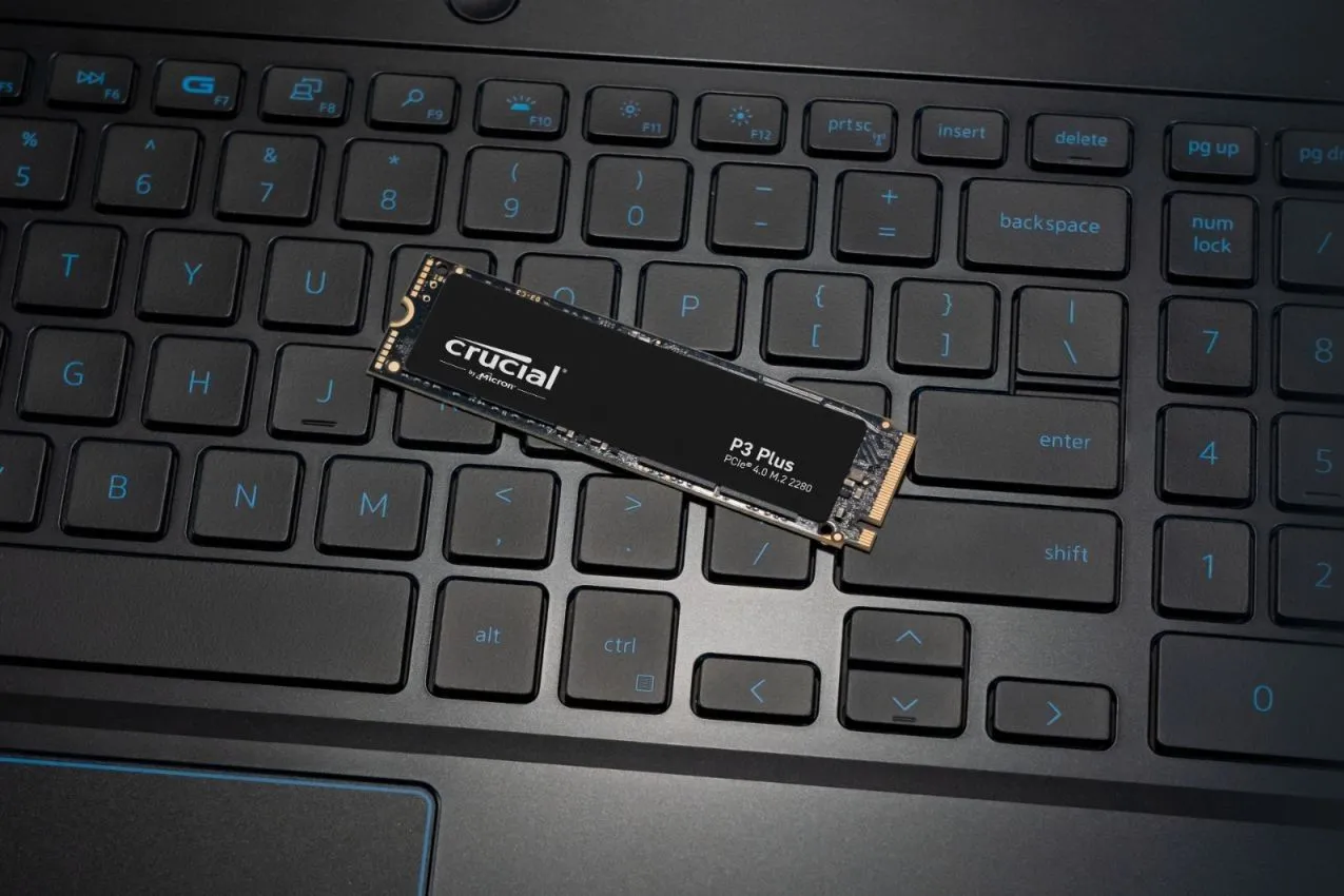 Ổ cứng SSD Crucial P3 Plus NVMe đang gắn trên bo mạch chủ laptop