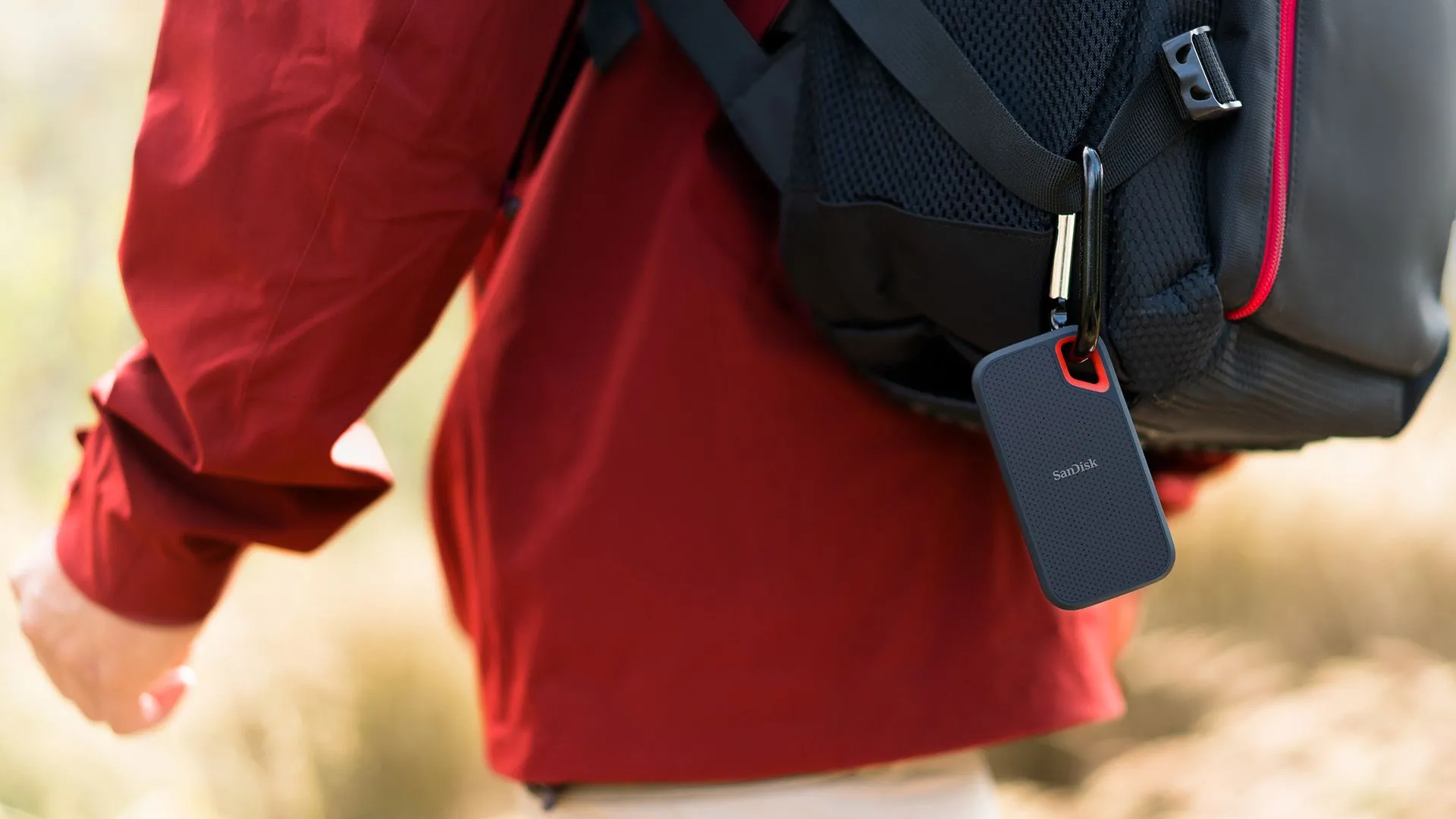 Ổ cứng SSD di động Sandisk Extreme 8TB gắn trên ba lô của một người dùng trên núi