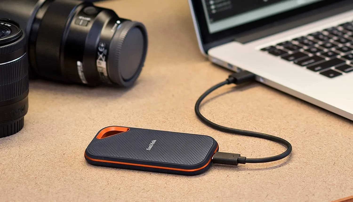 Ổ cứng SSD di động SanDisk Extreme Pro kết nối với laptop qua USB, biểu tượng cho việc khôi phục và sao lưu dữ liệu từ USB Linux Live