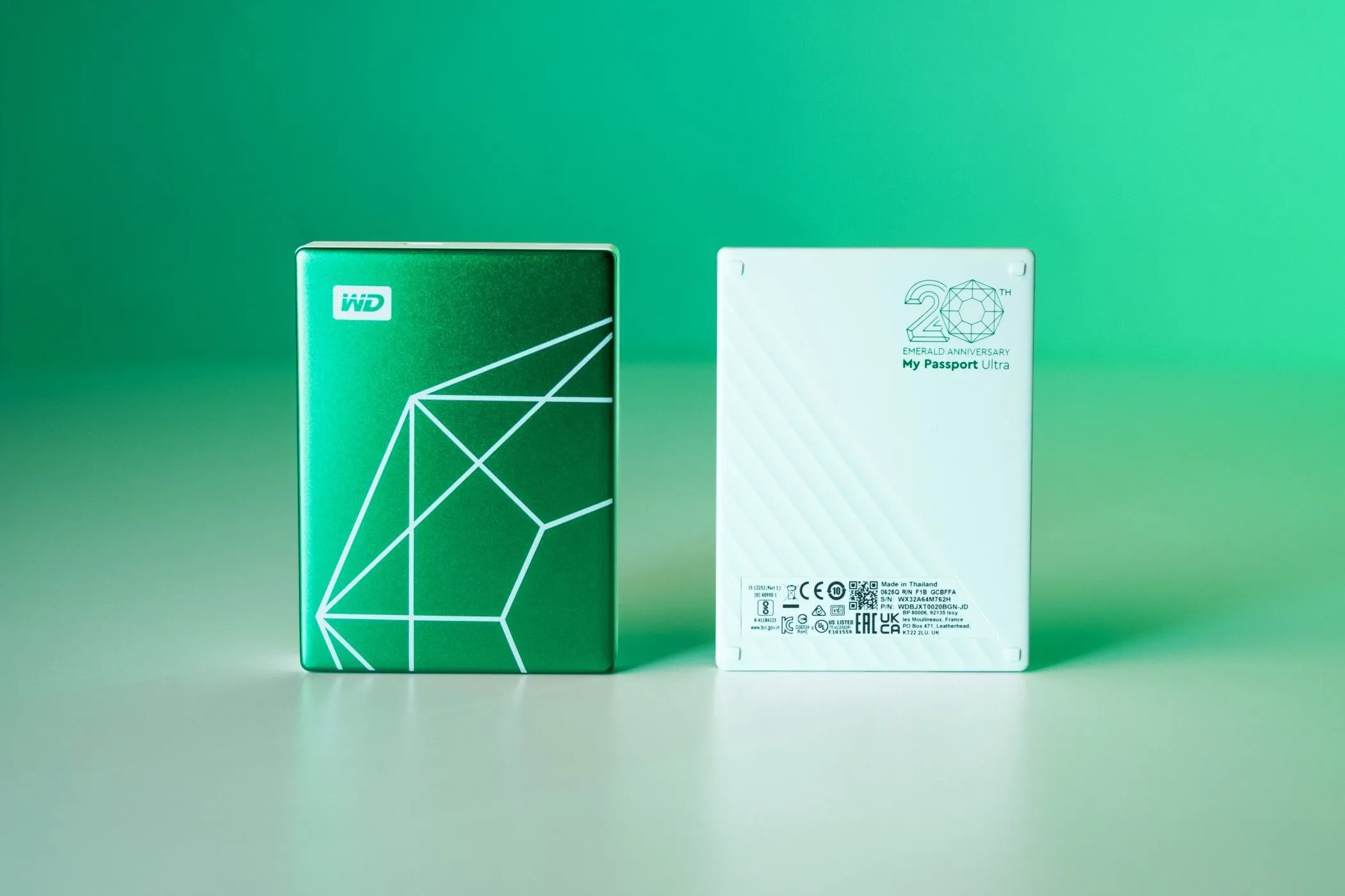 Ổ cứng WD My Passport Ultra Emerald 20th Anniversary Edition nhìn từ mặt trước và sau