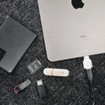 Ổ đĩa gắn ngoài và iPad minh họa việc quản lý dữ liệu hiệu quả