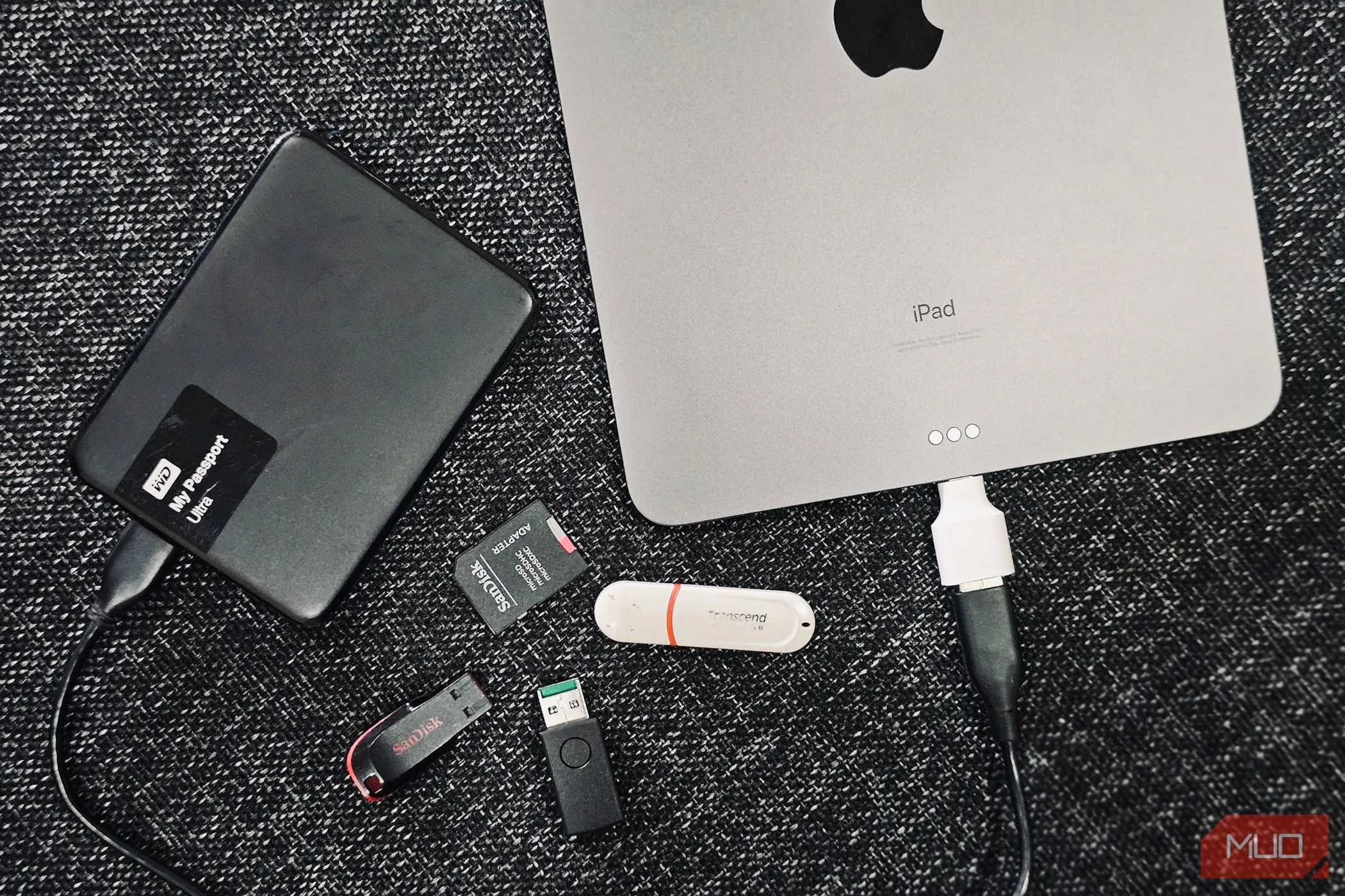 Ổ đĩa gắn ngoài và iPad minh họa việc quản lý dữ liệu hiệu quả