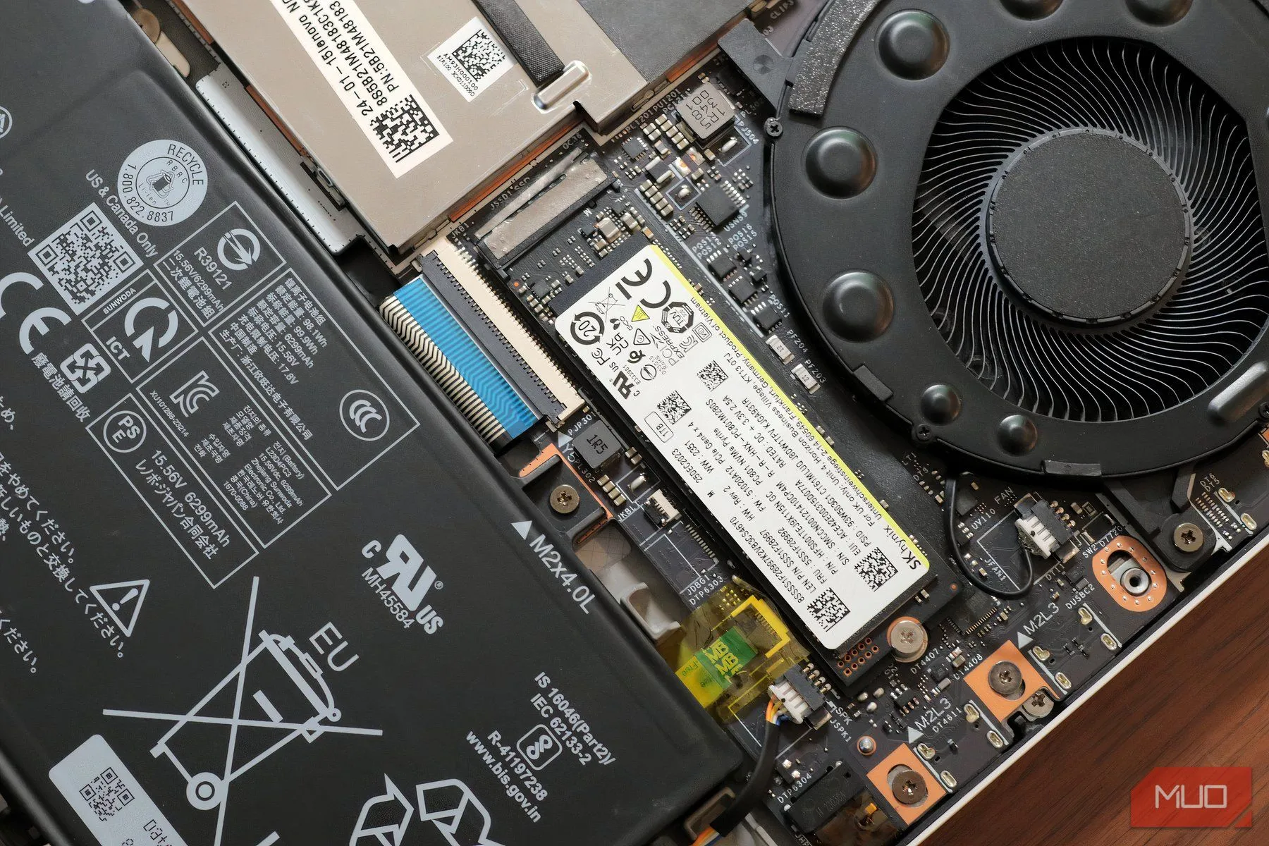 Ổ đĩa SSD bên trong một chiếc laptop Lenovo Legion 7i, minh họa vị trí lưu trữ dữ liệu chính