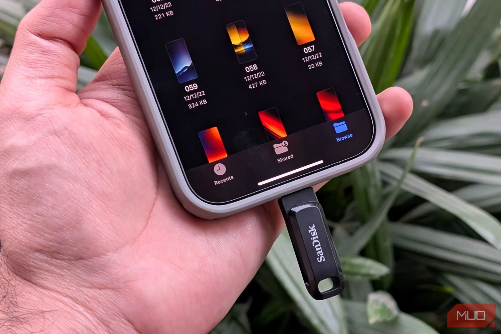 Ổ đĩa USB-C flash được kết nối trực tiếp với iPhone qua cổng sạc