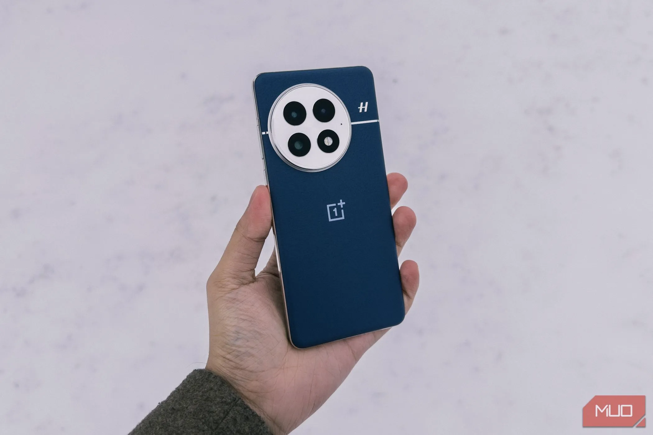 OnePlus 13 trong tay, nổi bật giữa khung cảnh tuyết trắng.