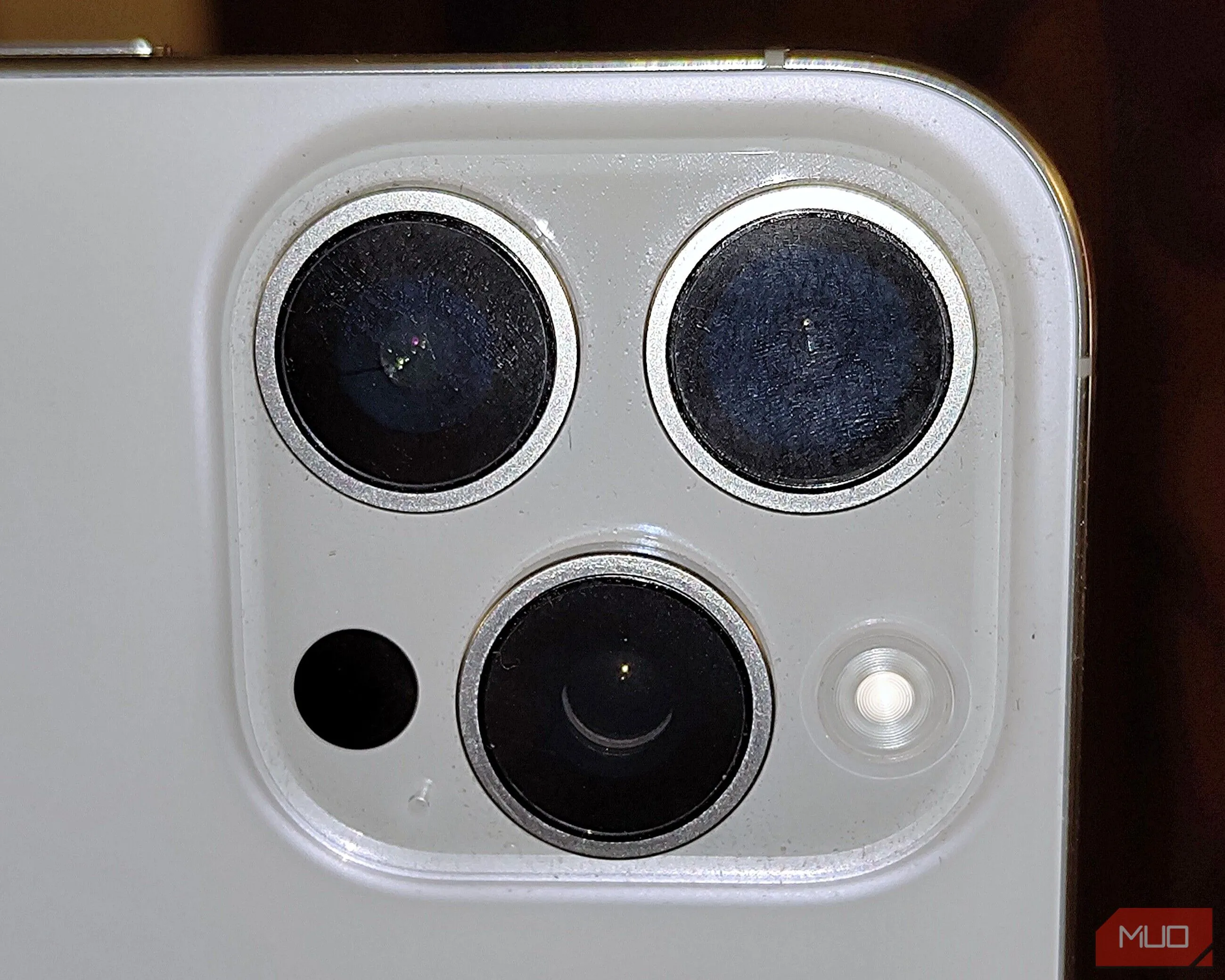 ống kính camera iPhone bị bám đầy dấu vân tay và dầu mỡ