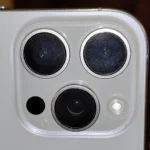 Ống kính camera iPhone bị bẩn, có nhiều vết ố và bụi bám