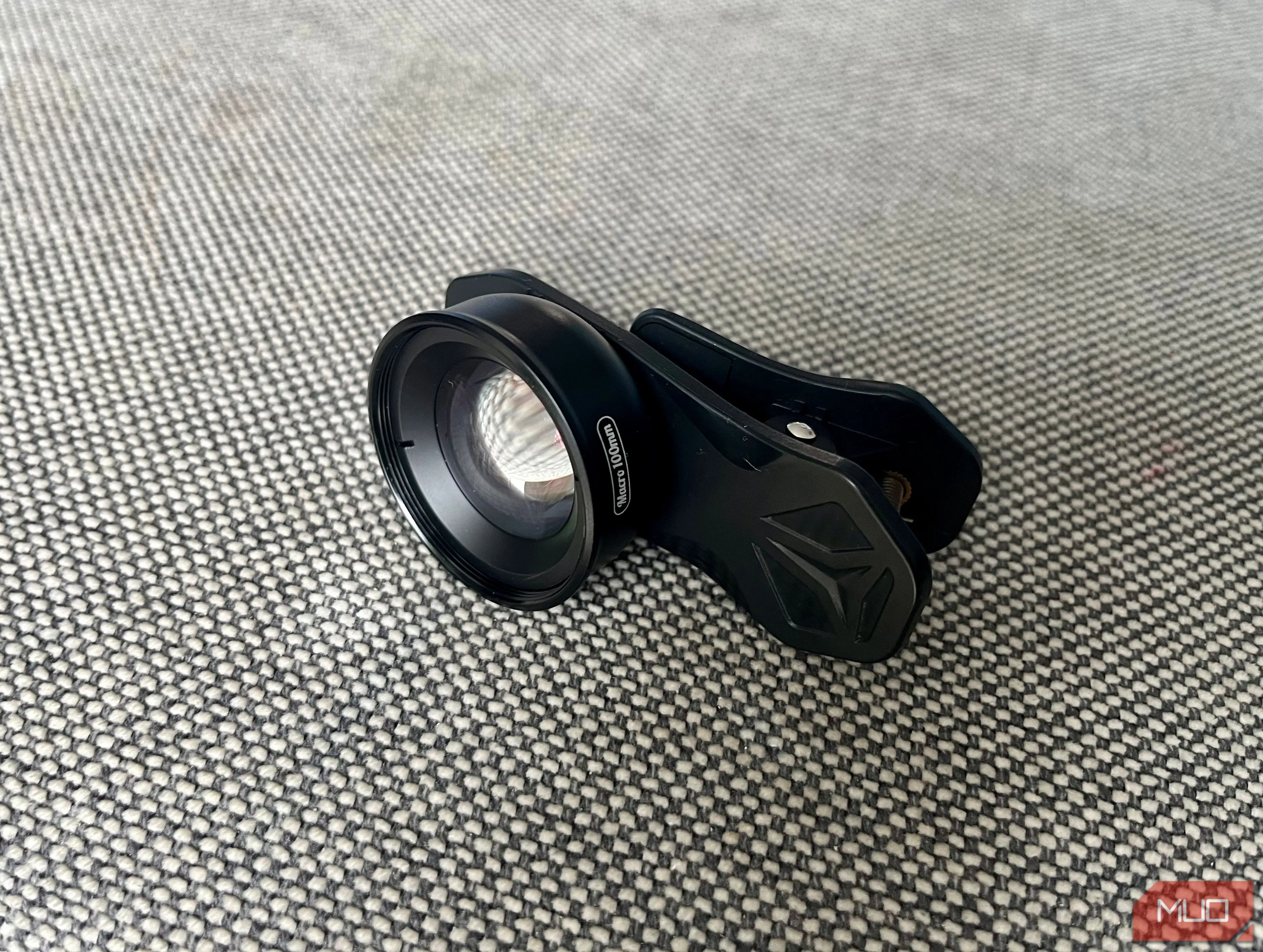 Ống kính macro kẹp điện thoại giúp chụp cận cảnh món ăn với chi tiết sắc nét