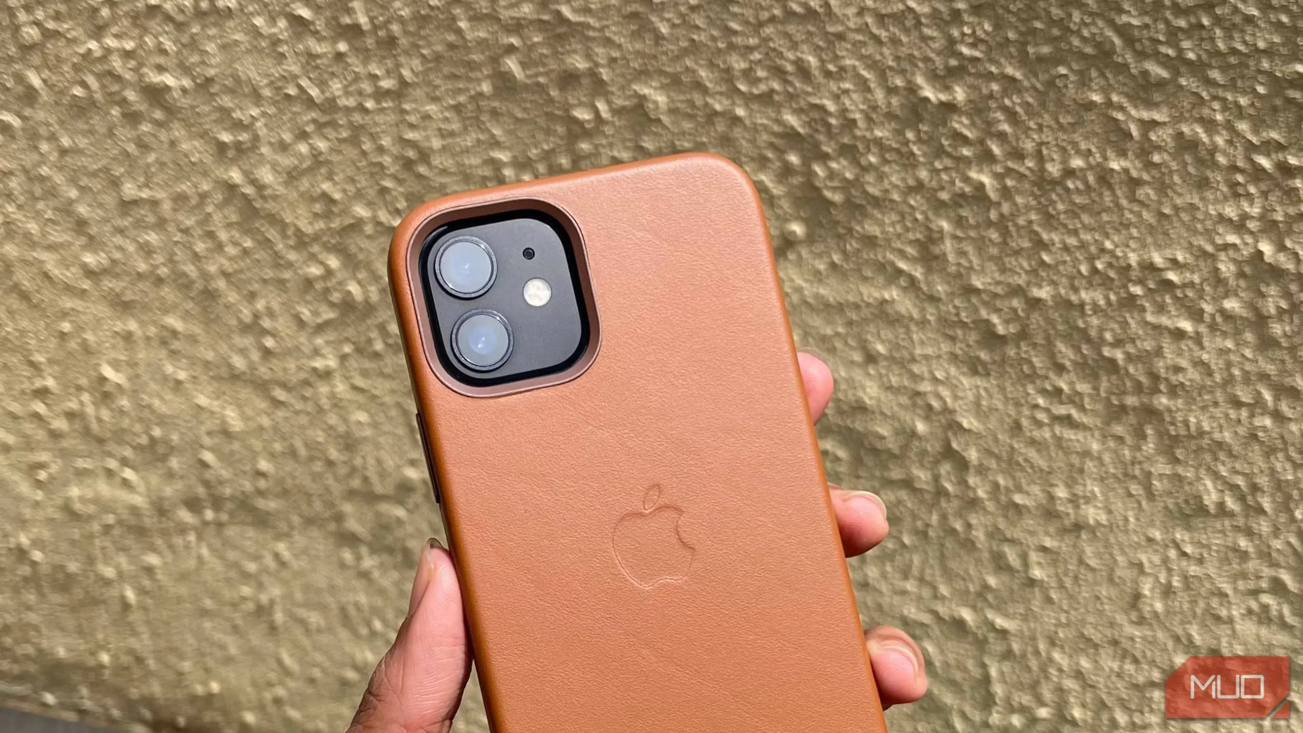 Ốp lưng da màu nâu cho iPhone 12, nhấn mạnh vẻ đẹp và độ bền của chất liệu da thật
