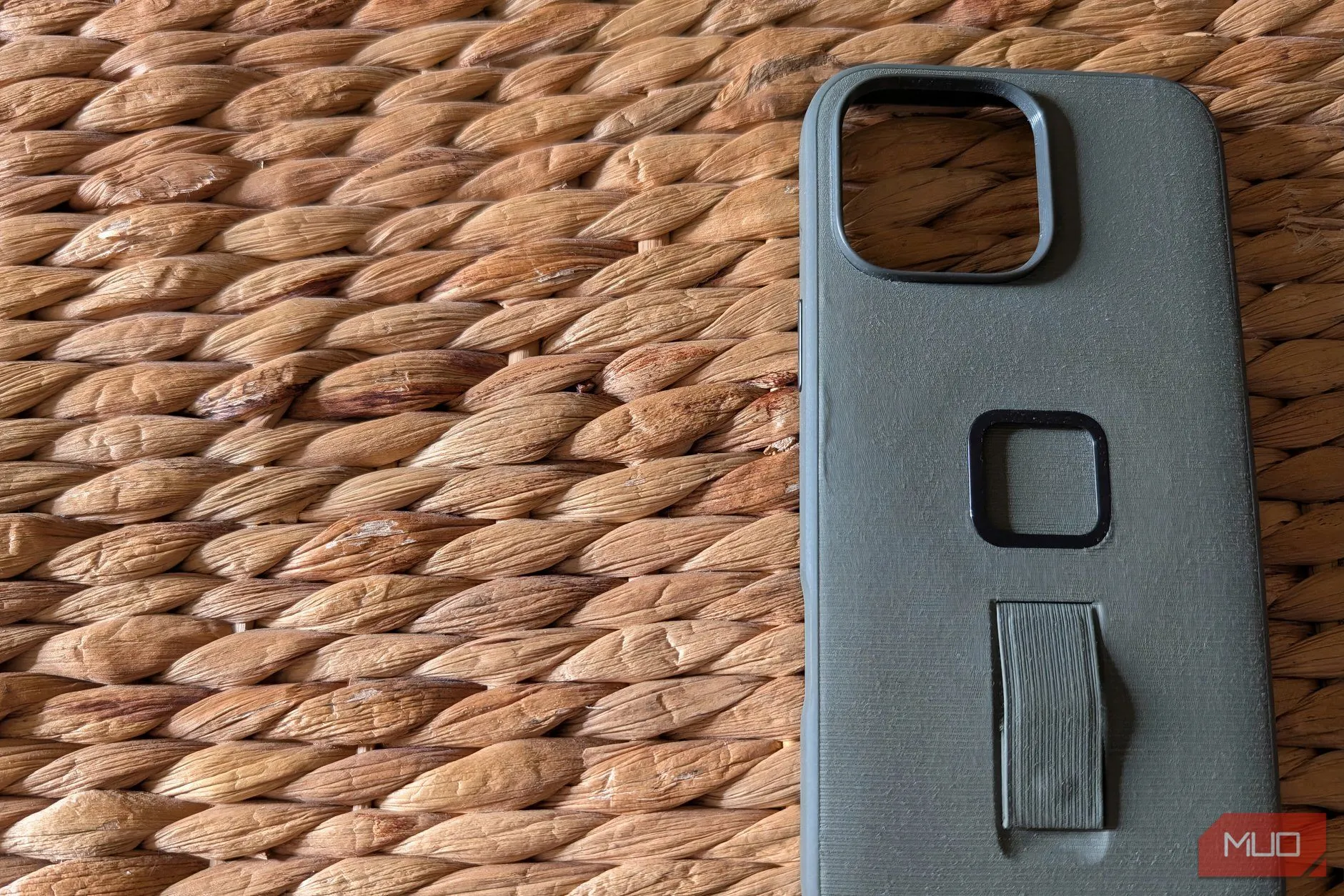 Ốp lưng iPhone chuyên biệt trên nền đá: Bảo vệ tối ưu cho nhu cầu đặc thù