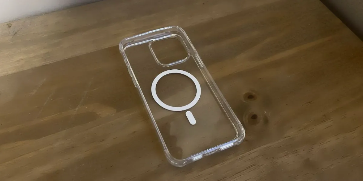 Ốp lưng trong suốt bảo vệ cho iPhone 14 Pro Max với các cạnh được nâng cao.