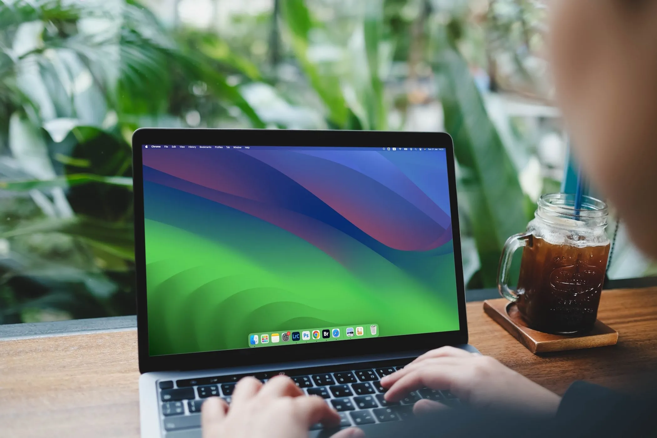 Phụ nữ đang nghiên cứu thông tin trên MacBook Air, minh họa việc tìm hiểu kỹ lưỡng về một công ty hoặc dự án để tránh lừa đảo online.