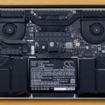 Pin MacBook Pro được tháo rời, minh họa không gian hạn chế cho viên pin trên laptop mỏng nhẹ.