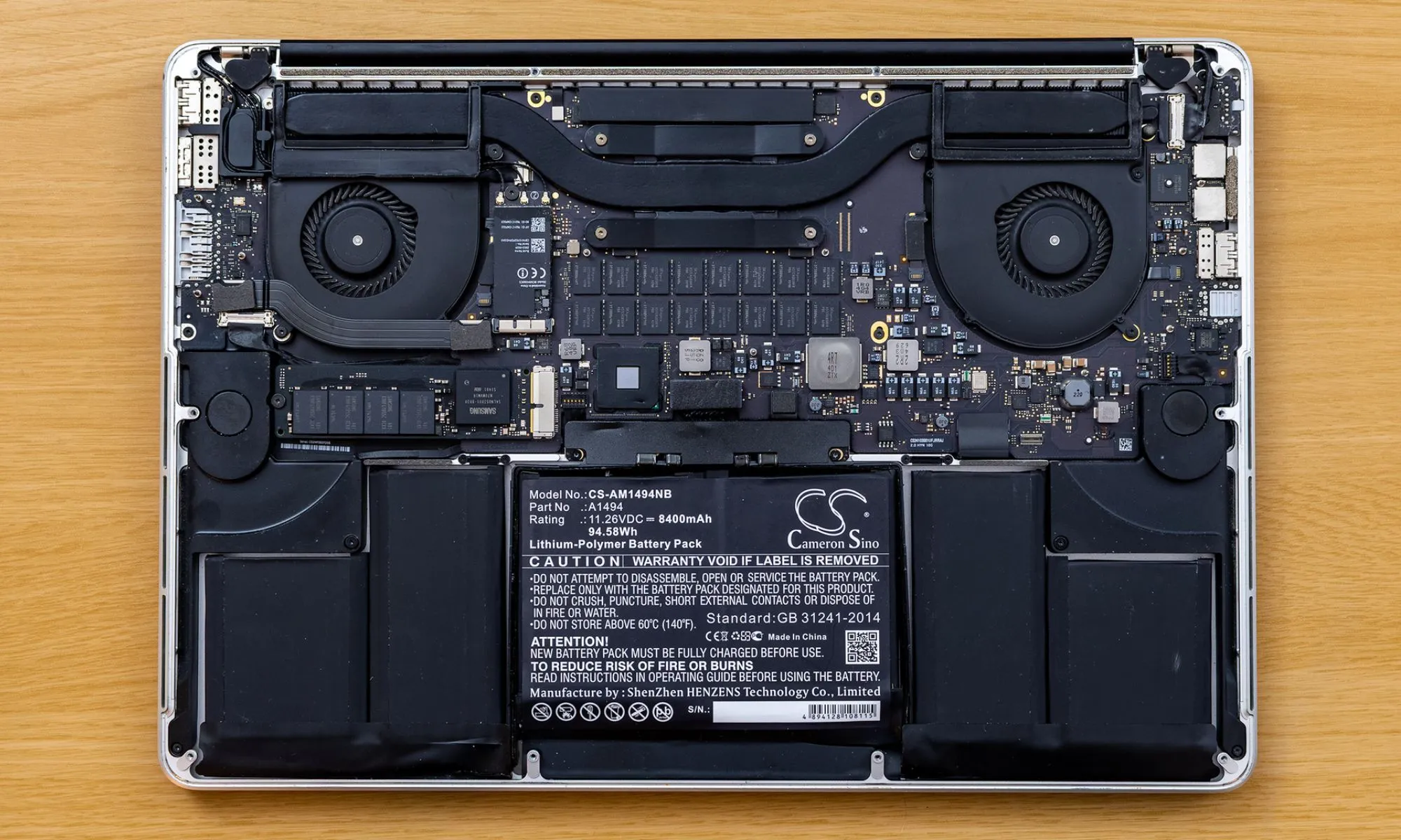 Pin MacBook Pro được tháo rời, minh họa không gian hạn chế cho viên pin trên laptop mỏng nhẹ.