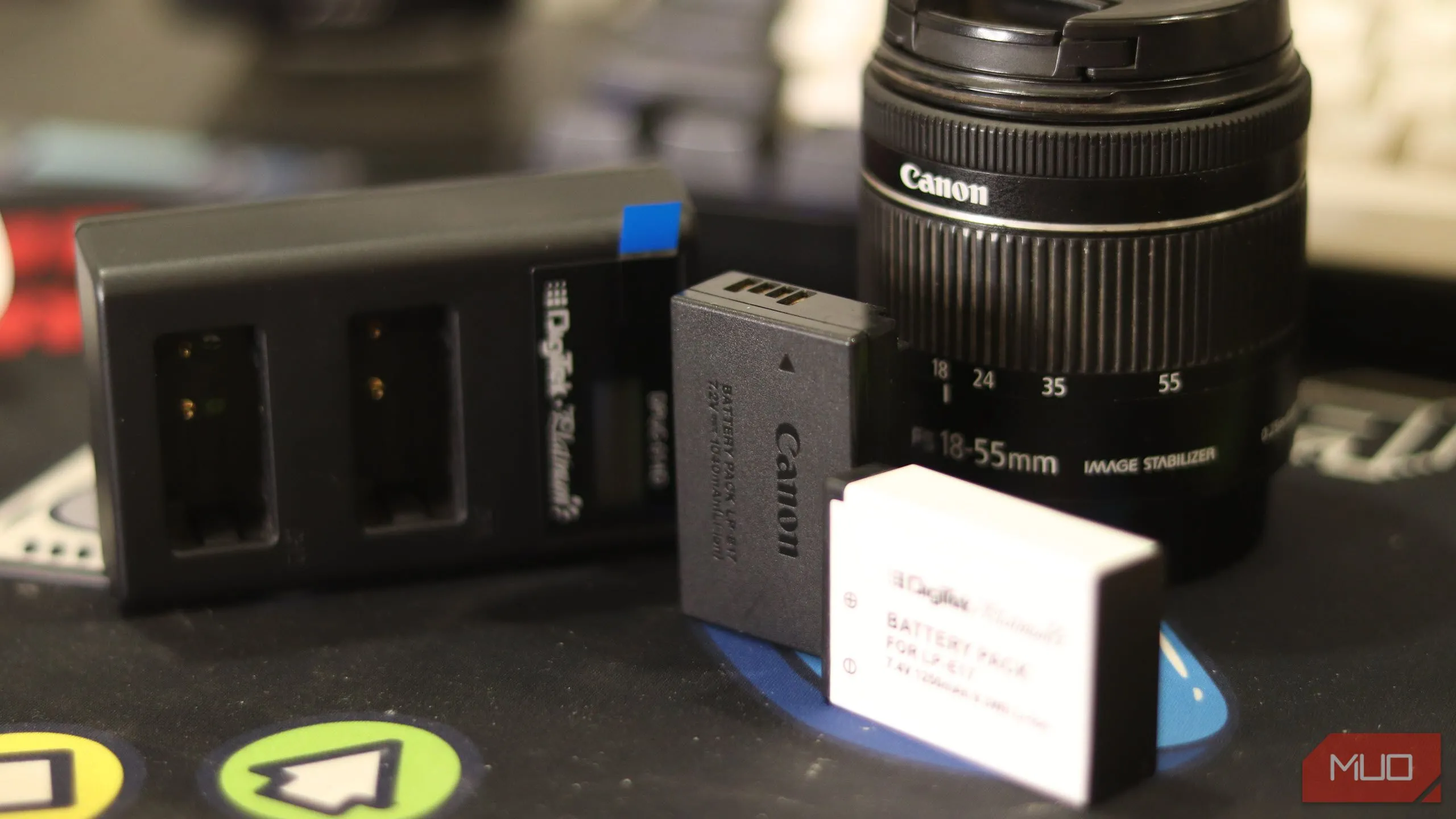 Pin máy ảnh DSLR của bên thứ ba cùng với pin Canon chính hãng, minh họa sự phong phú của phụ kiện hỗ trợ cho DSLR