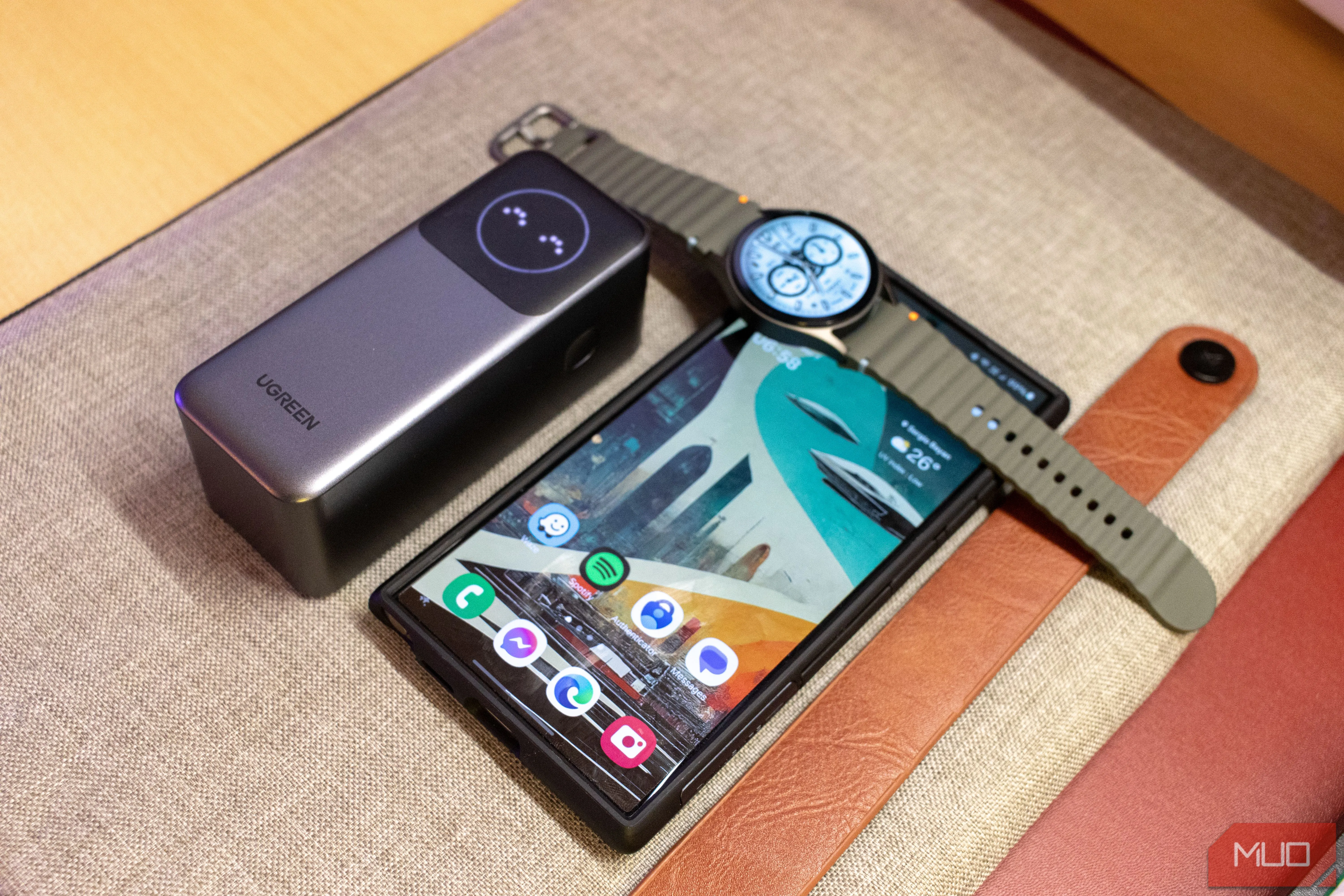 Pin sạc Ugreen Nexode 12000mAh cạnh Samsung S24 Ultra và Galaxy Watch7, minh họa khả năng sạc đa thiết bị