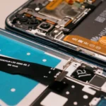 Quá trình cấy ghép linh kiện điện thoại trong khung vỏ mới, minh họa cấu trúc bên trong smartphone