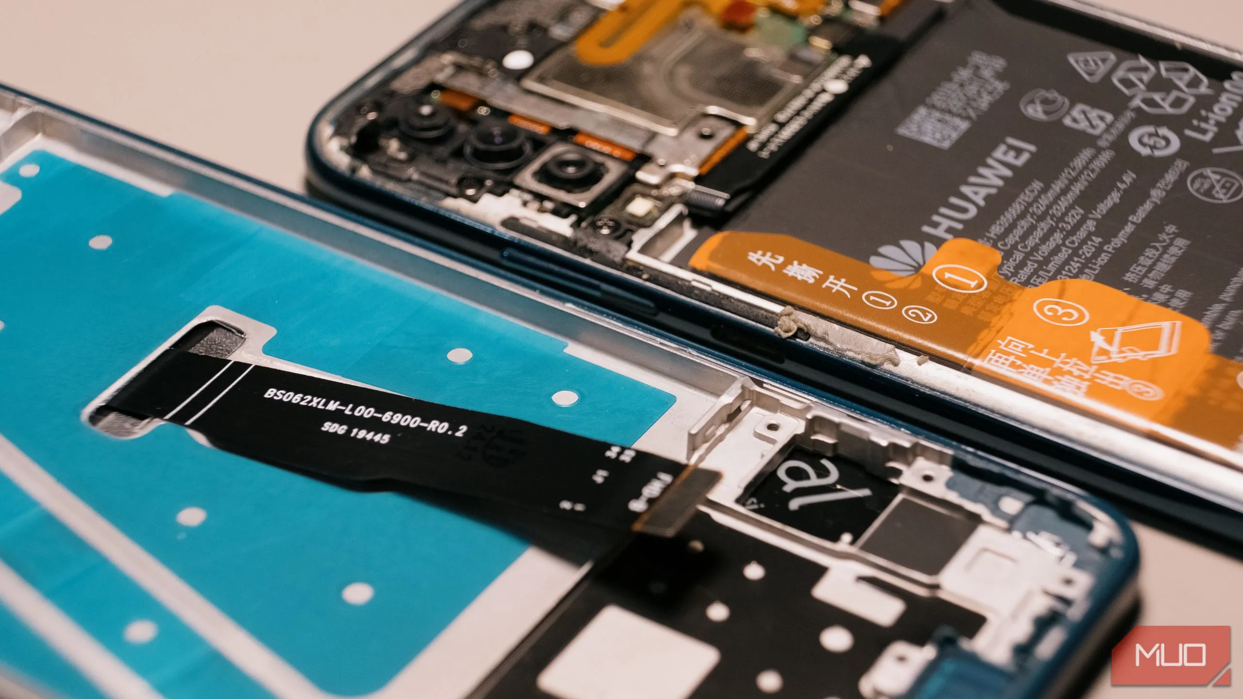 Quá trình cấy ghép linh kiện điện thoại trong khung vỏ mới, minh họa cấu trúc bên trong smartphone