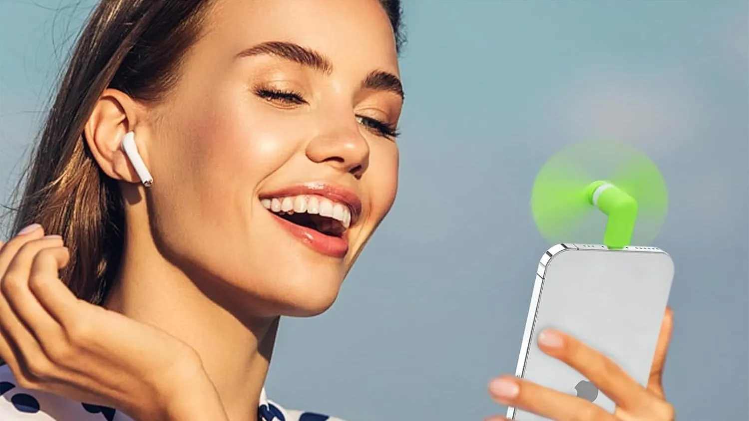 Quạt mini cắm cổng USB-C cho điện thoại iPhone màu xanh lam đang hoạt động, tạo luồng gió mát.