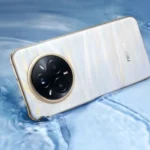 Realme 14 Pro Plus màu trắng đang đổi màu dần sang xanh