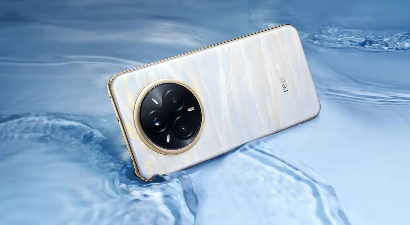 Realme 14 Pro Plus màu trắng đang đổi màu dần sang xanh