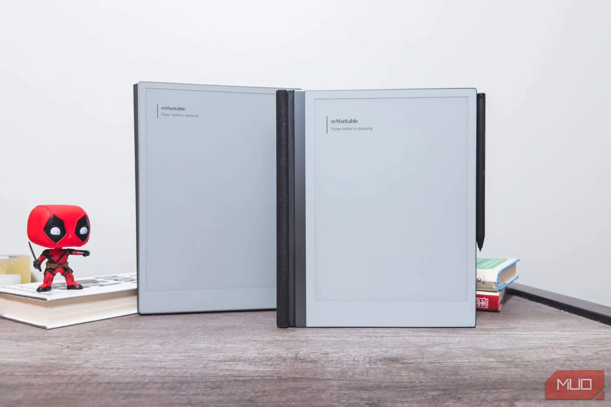 reMarkable Paper Pro và reMarkable 2 ở chế độ chờ, minh họa thiết kế tương đồng và sự nâng cấp.