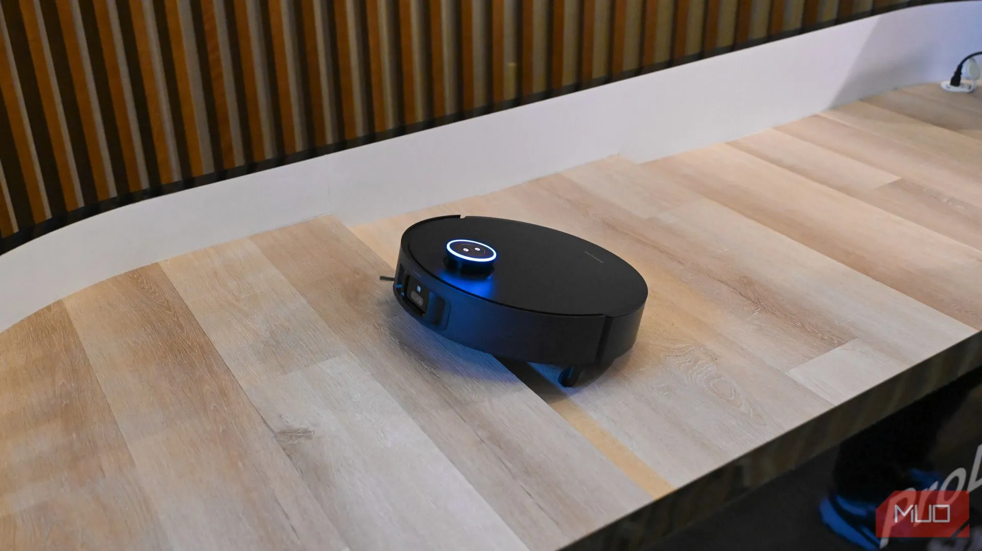 robot hút bụi Dreame X50 đang vượt qua bậc thềm nhỏ tại triển lãm CES 2025 nhờ công nghệ ProLeap System