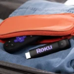 Roku Streaming Stick và Streaming Stick Plus trong túi đựng