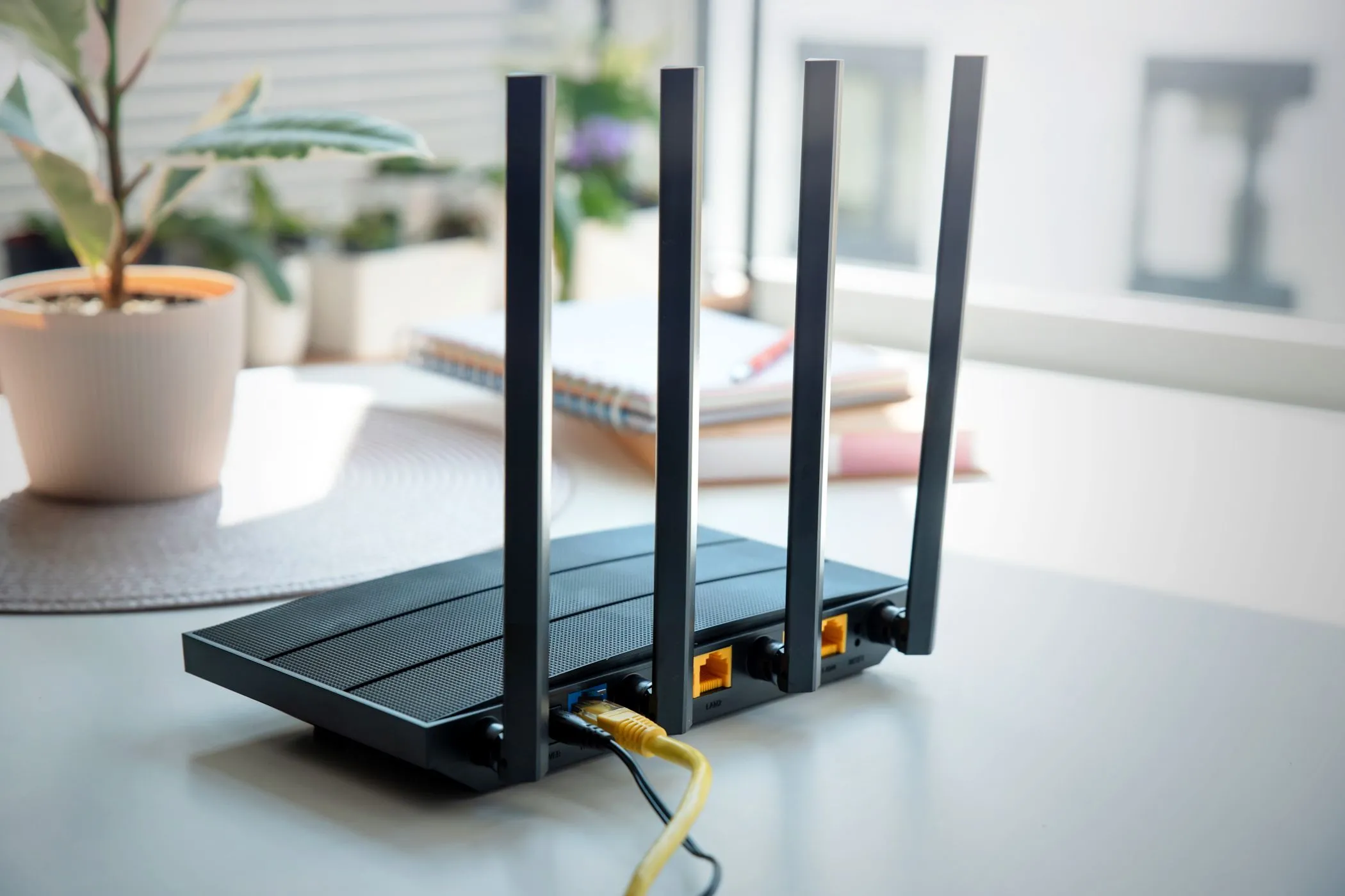 Router hiện đại với bốn ăng-ten, nhấn mạnh tầm quan trọng của cập nhật firmware định kỳ để tăng cường bảo mật