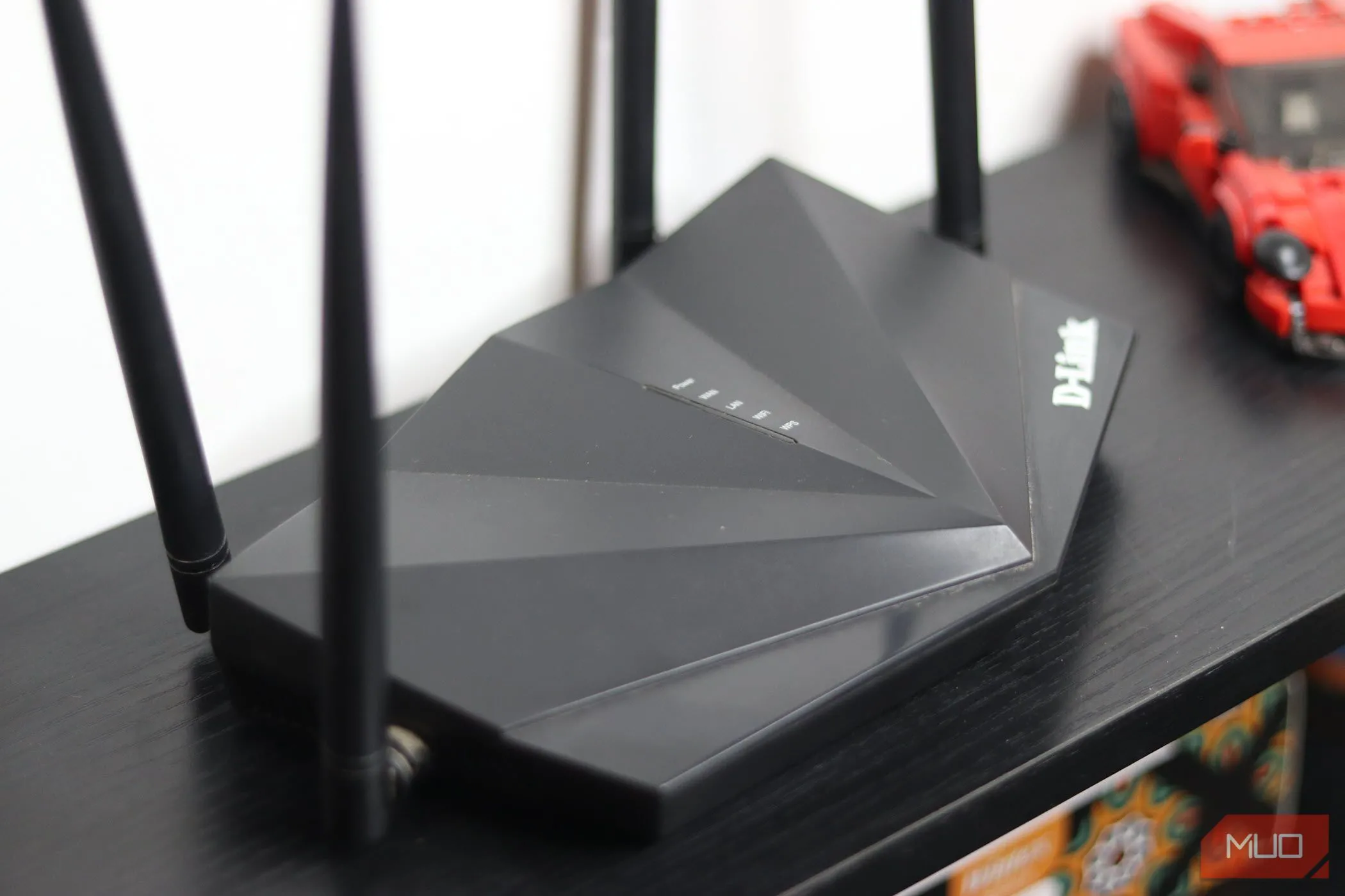 Router Wi-Fi cũ với các cổng kết nối, minh họa rủi ro bảo mật từ tính năng truy cập từ xa