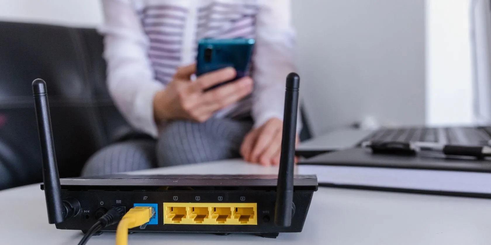 Router Wi-Fi trên bàn, thể hiện sự tiện lợi nhưng cũng là nguy cơ bảo mật từ UPnP