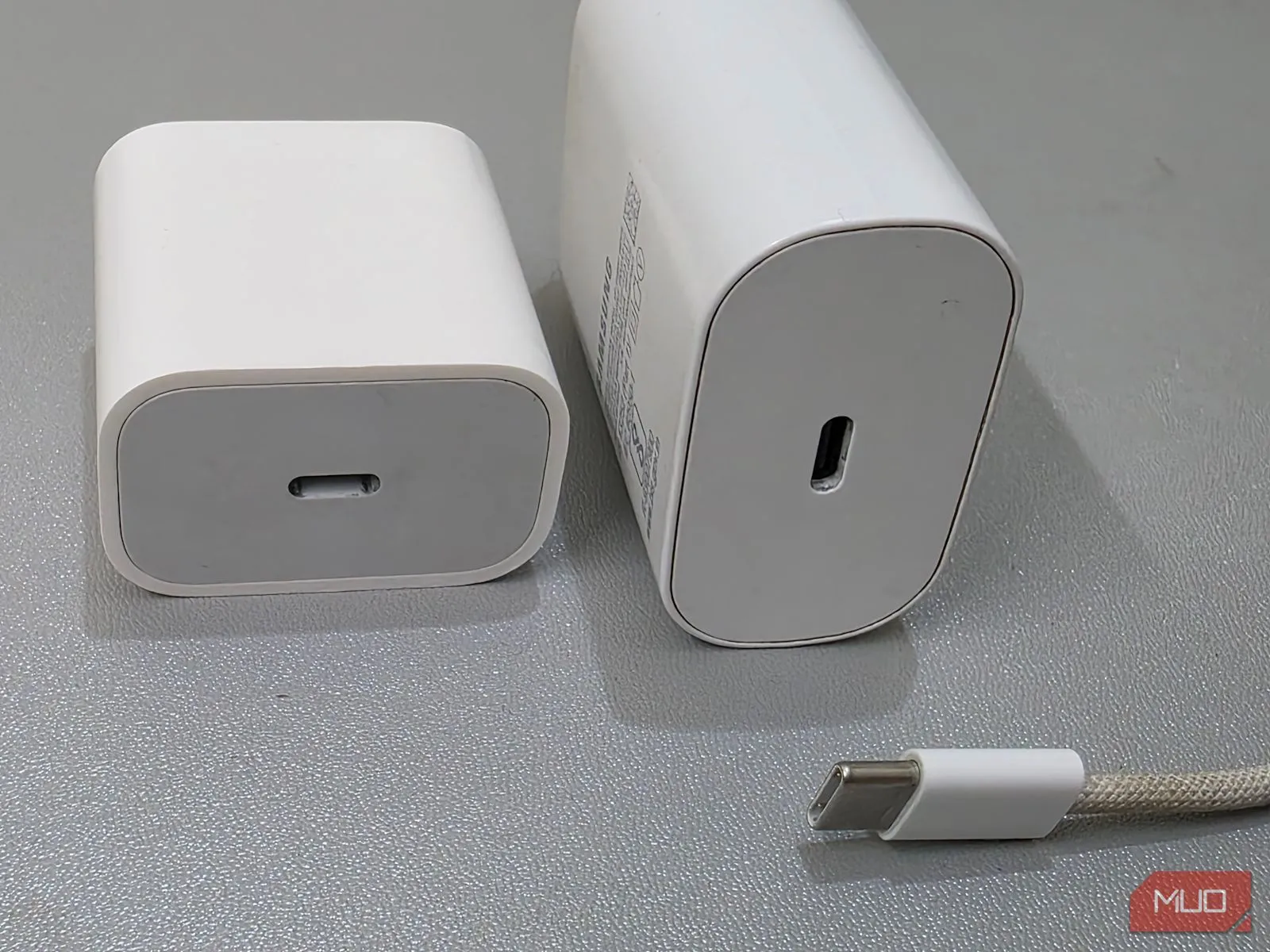 Sạc cáp USB-C và hai củ sạc USB-A, USB-C minh họa các loại cổng kết nối phổ biến
