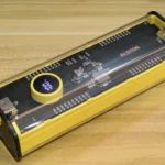 Sạc dự phòng Alston đang được sử dụng để sạc điện thoại