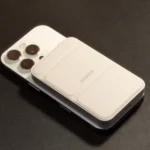 Sạc dự phòng Anker gắn trên iPhone 16 Pro, thể hiện khả năng sạc pin tiện lợi mọi lúc mọi nơi.