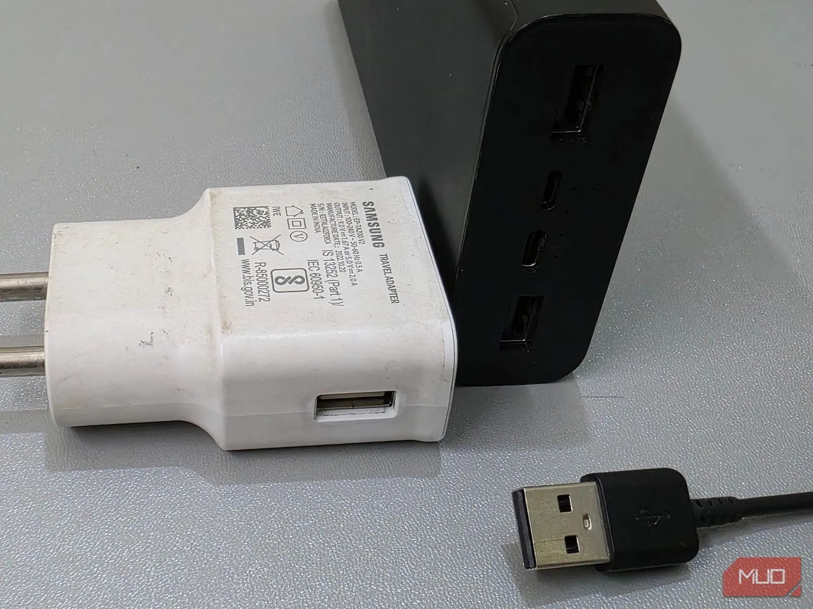 Sạc dự phòng kèm cáp USB-C và củ sạc Samsung USB-C tiêu chuẩn