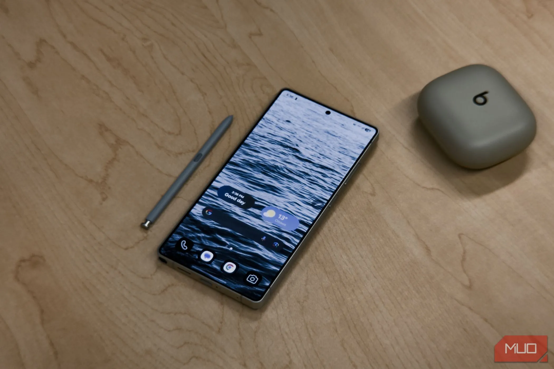 Samsung Galaxy S25 Ultra cùng bút S-Pen đặt trên bàn gỗ