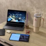 Sinh viên học tập trong khi xem video "Study With Me" trực tuyến để giữ tập trung