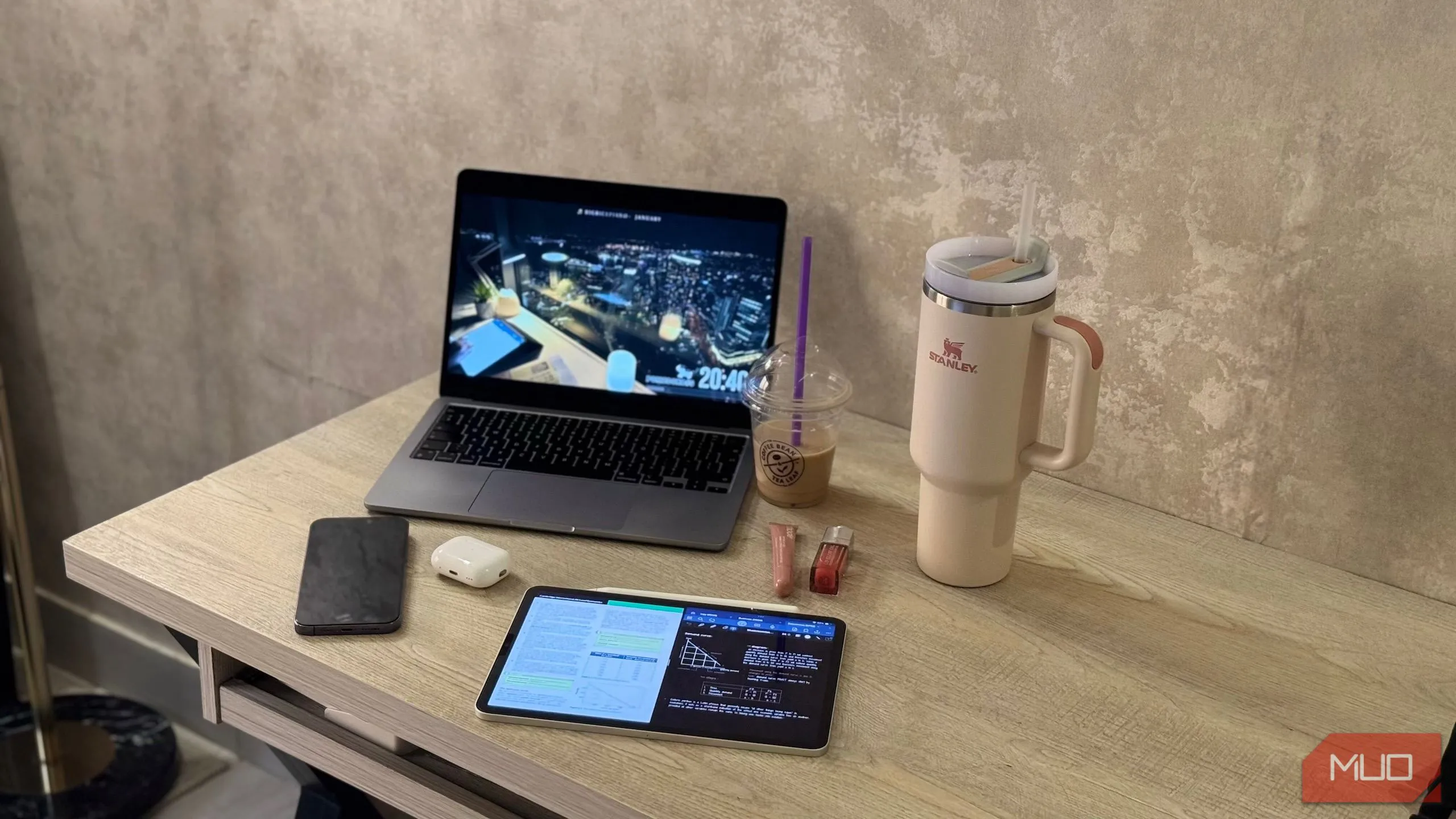 Sinh viên học tập trong khi xem video "Study With Me" trực tuyến để giữ tập trung