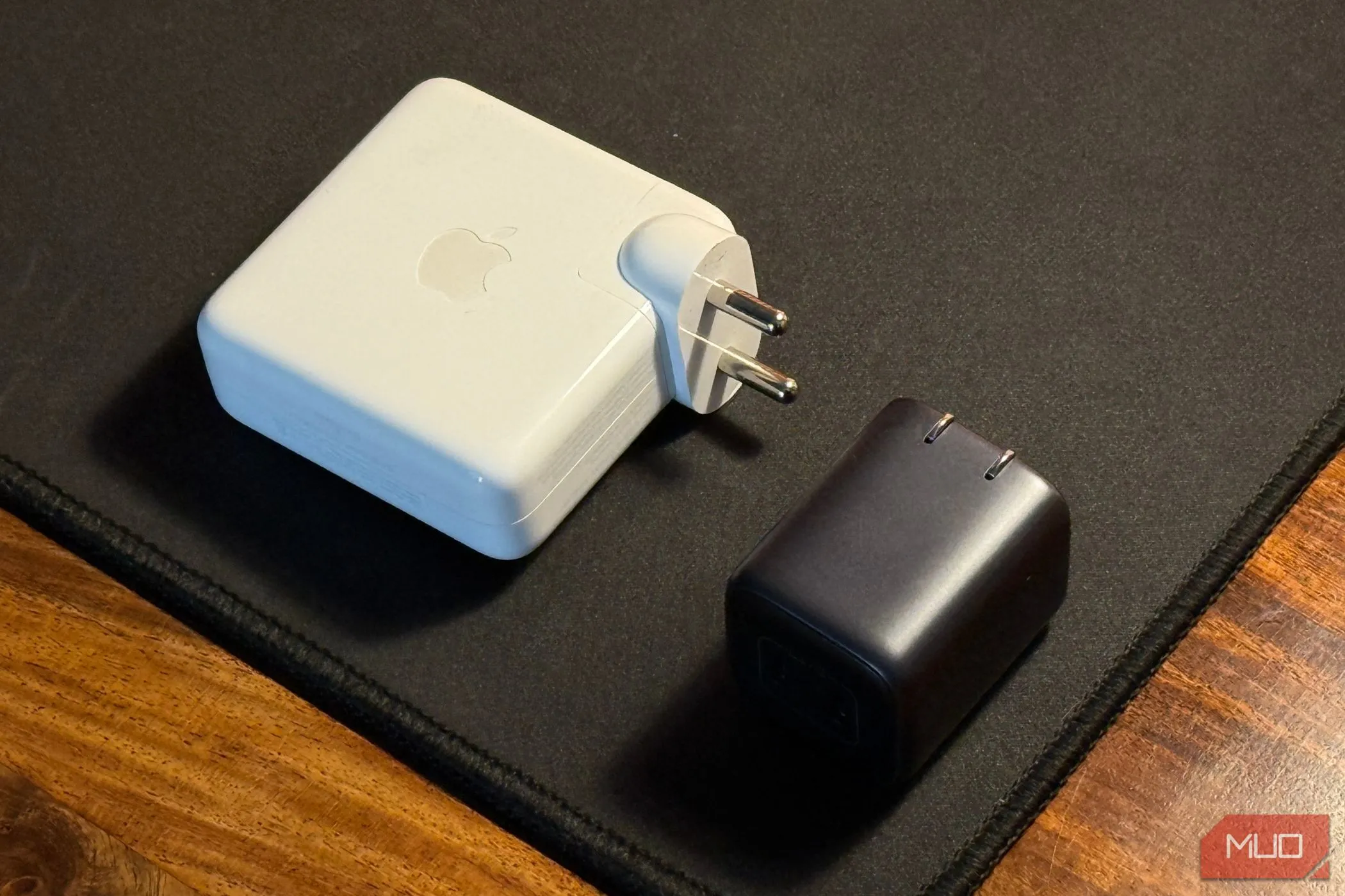 So sánh kích thước củ sạc iPhone nhỏ gọn với củ sạc MacBook lớn hơn