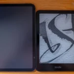 So sánh kích thước giữa Amazon Kindle Paperwhite Signature Edition và iPad mini.