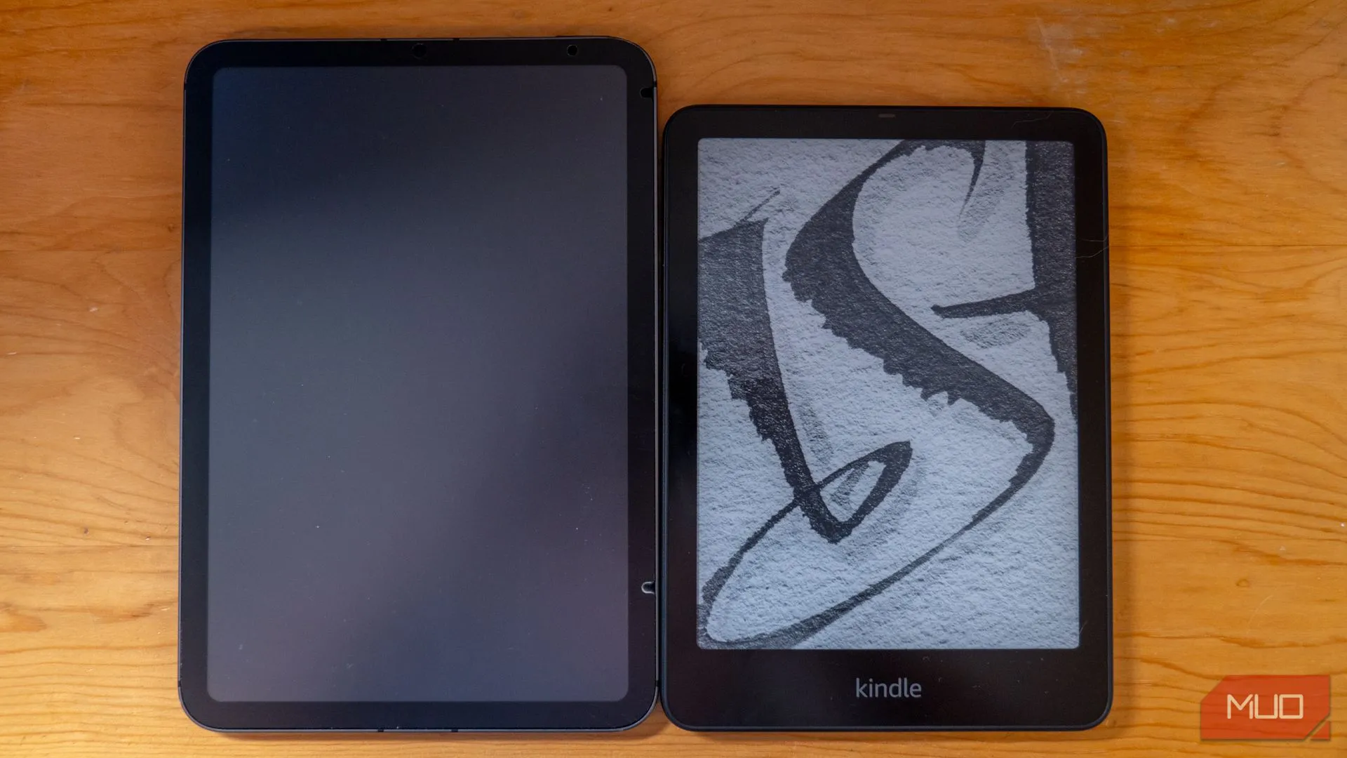 So sánh kích thước giữa Amazon Kindle Paperwhite Signature Edition và iPad mini.